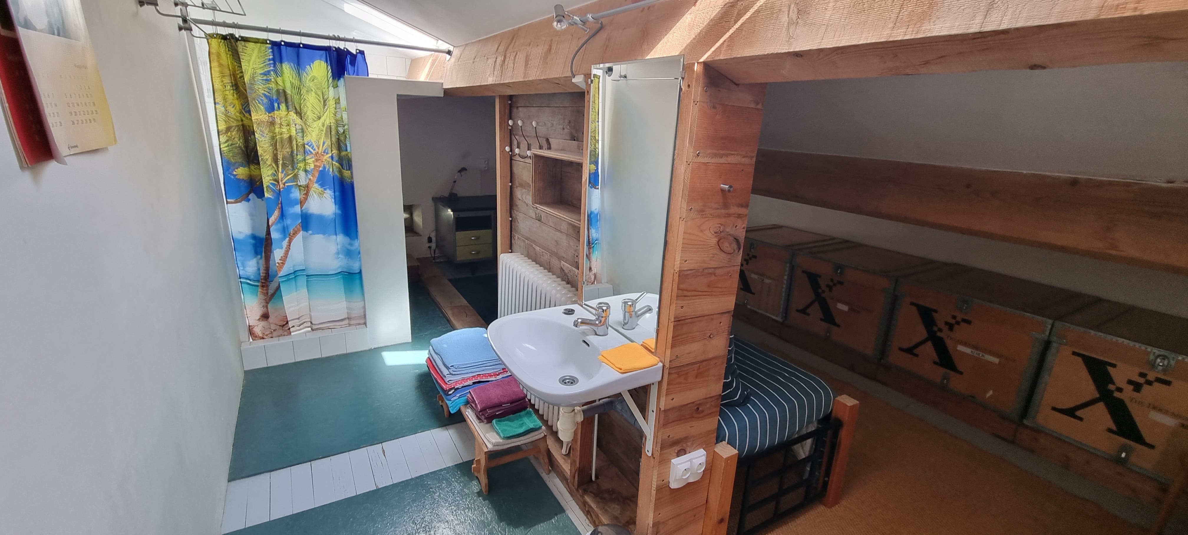 Badkamer met dubbel bed